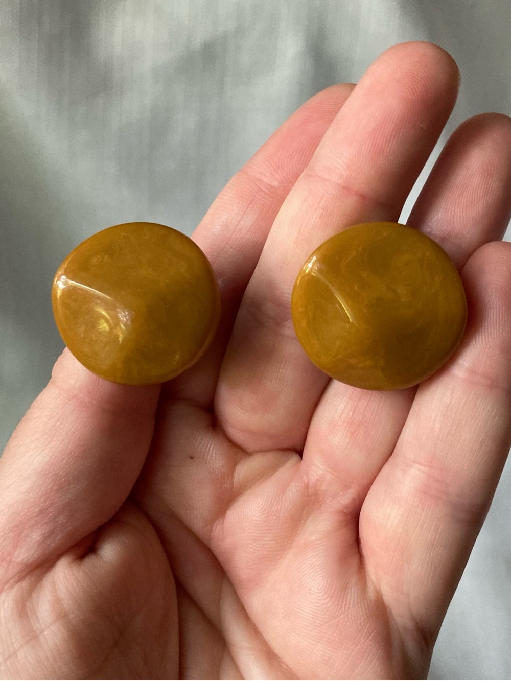 Fabulous Catalin Bakelite Butterscotch Swirl Screw-Back Earrings!
